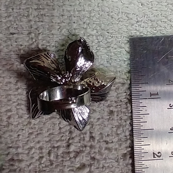 Silvertone flower 💐🌹 floral adjustable ring 💍 large - Picture 2 of 4